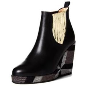 MySuelly platform booties